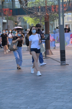 戴墨镜的热裤妹子