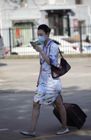 【街拍心灵】HU航旗袍街拍灰丝美腿空乘