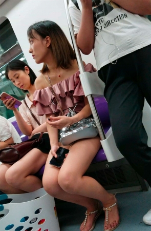 地铁上的美腿凉鞋气质小姐姐