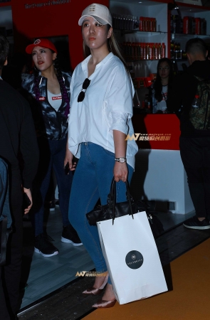 B27、带帽子的牛仔女孩