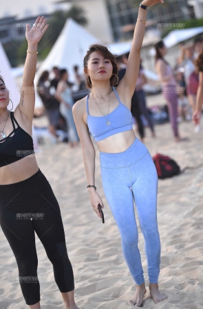 音乐节上不停地挥手