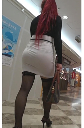 白色连衣包屯短裙黑丝高跟红发妹子