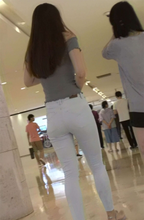 紧身裤一字肩街拍美女跟闺蜜逛商场