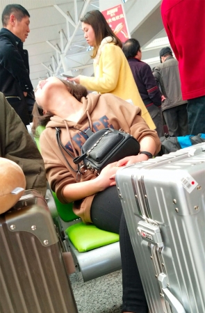 车站候车的黑色紧裤漂亮美女