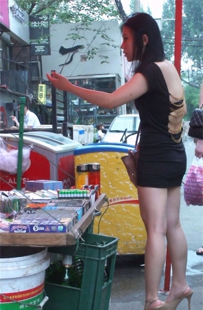 后背极其性感的高跟美女