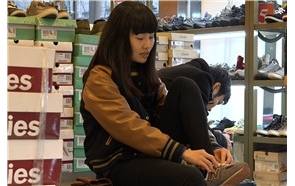 街拍试鞋的黑裤美眉 [1.63 GB/MP4]