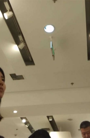 等闺蜜买鞋的短丝挑鞋美女