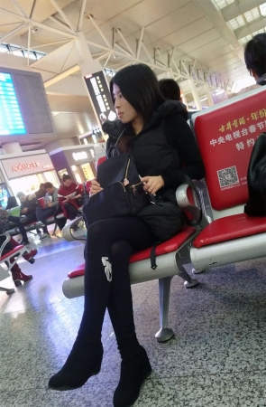 火车站候车的极品长腿黑色丝袜高靴少妇