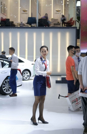 黑丝白衬衫售车女