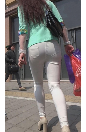 紧身白裤内痕妹子