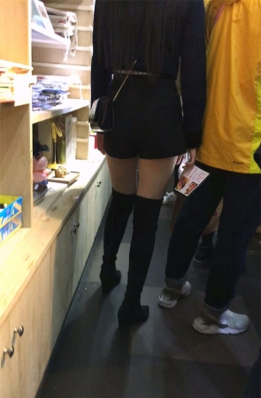 黑色短裤极品白皙美腿高筒袜饱满圆臀漂亮美女