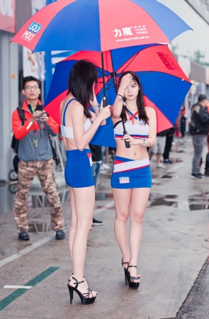 赛车道的长腿美女