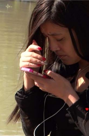 近距离特写公园凉亭玩手机的黑丝美眉