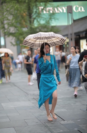 打伞的气质长裙美女