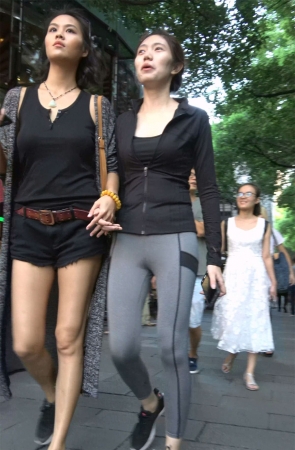 灰色紧身弹力裤小清新美女