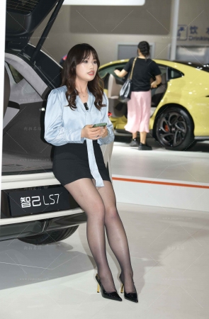 性感黑色丝主播在介绍车子