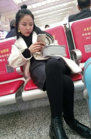4k超清，候车室拍摄打底裤袜美眉，瘫坐着专注玩手机