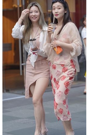 两个喝饮品的MM【套图+视频】