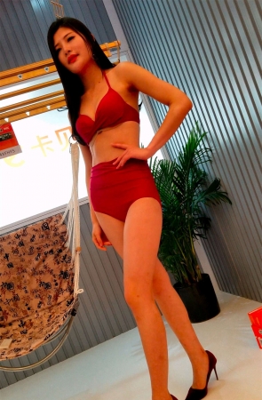 端庄优雅深红色比基尼长腿靓模