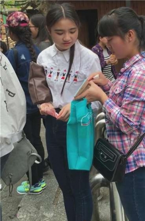 跟闺蜜路边花坛啃鸡爪的牛仔小妹，长腿高跟有几分性感！~