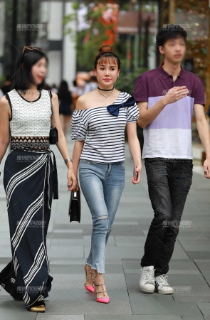 铅笔紧牛，细高跟**