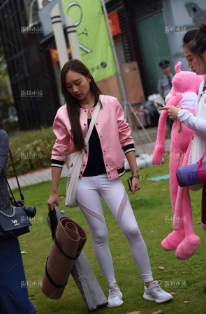 白裤粉衣长发美女