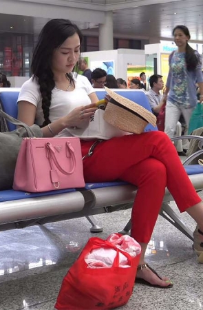 大眼MM为自己的纤细双足配上了不常见的趾甲油