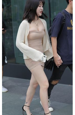 漂亮的一字抹胸装小姐姐(22P)