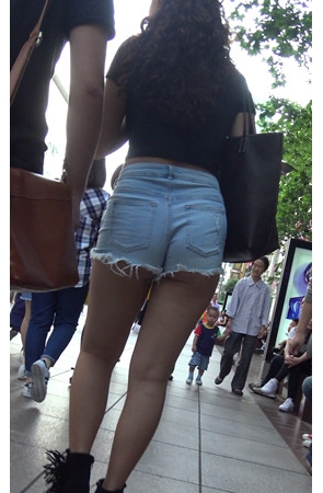 牛仔热裤月牙美女