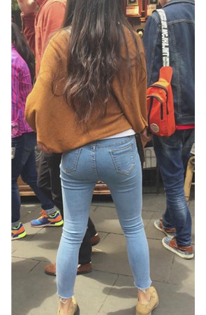 漂亮的长发蓝牛美女