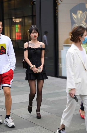 街拍黑丝小姐姐