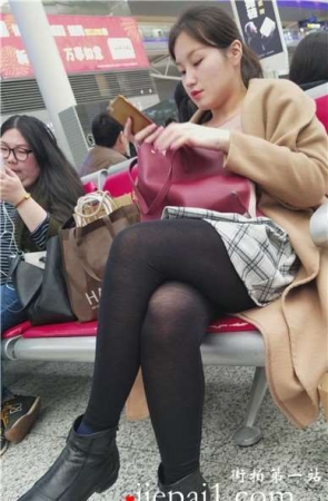 4k-黑丝清纯小姐姐候车室内无聊的等车