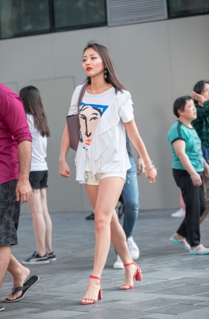 白色热裤小姐姐