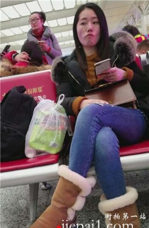 4k-高铁站候车室偶遇紧身蓝牛美女。