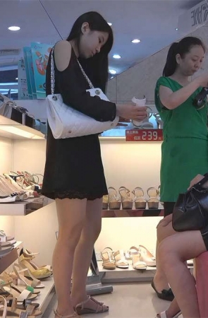 两双如此相似的玉足竟然还试穿同款，我第一次在鞋柜犯了迷糊