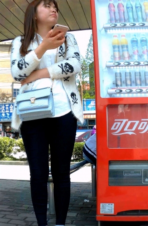 在等闺蜜的紧身丰臀MM