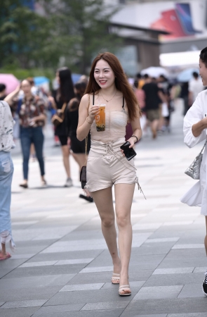 漂亮的高腰裤美女