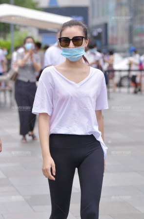 清爽黑白配紧身裤女友