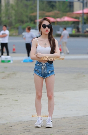 小背心，小月牙，小美眉