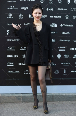 时装周黑丝小姐姐【套图➕视频】 8P