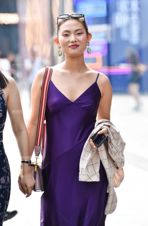 真丝吊带裙气质美女