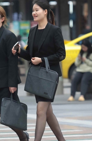 街拍黑丝高跟OL