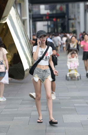 街拍人字拖热牛小mm