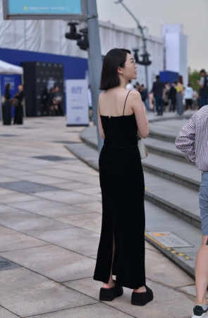吊带黑长裙 23-09-22