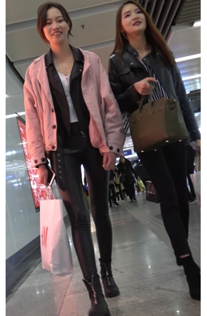 漂亮的粉衣皮裤美女