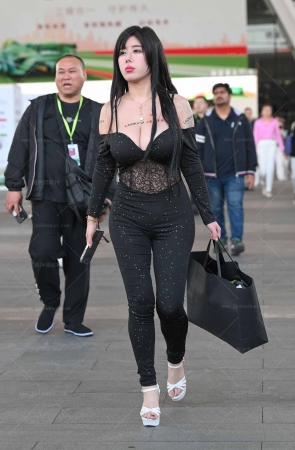 25228-46=123√猪小七下班了【套图➕视频】 7P