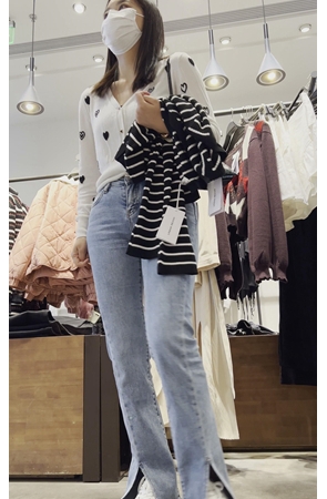 买衣服的牛仔裤小美女