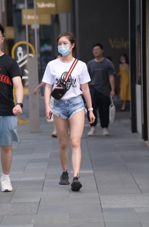 毛边牛仔裤小姐姐