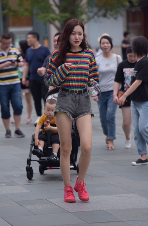 黑色热裤月牙小姐姐