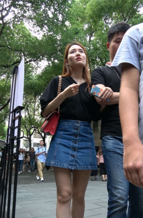 牛仔裙长腿长发小姐姐